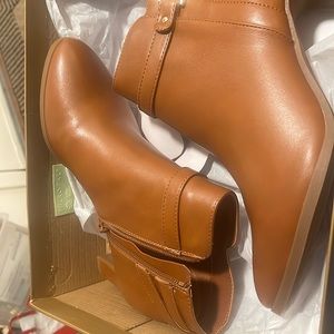 Size 9m charter club tan booties